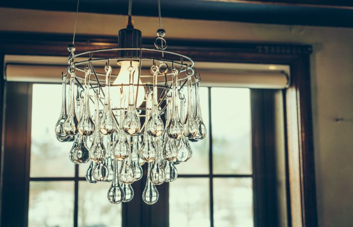 Lampy kryształowe – jak dopasować je do pomieszczenia?